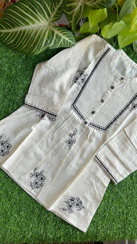 White cotton kurti with minimalist embroidery by Pakke Dhaage